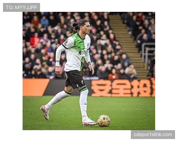 努涅斯在利物浦的战术定位困境：中锋、支点还是终结者？